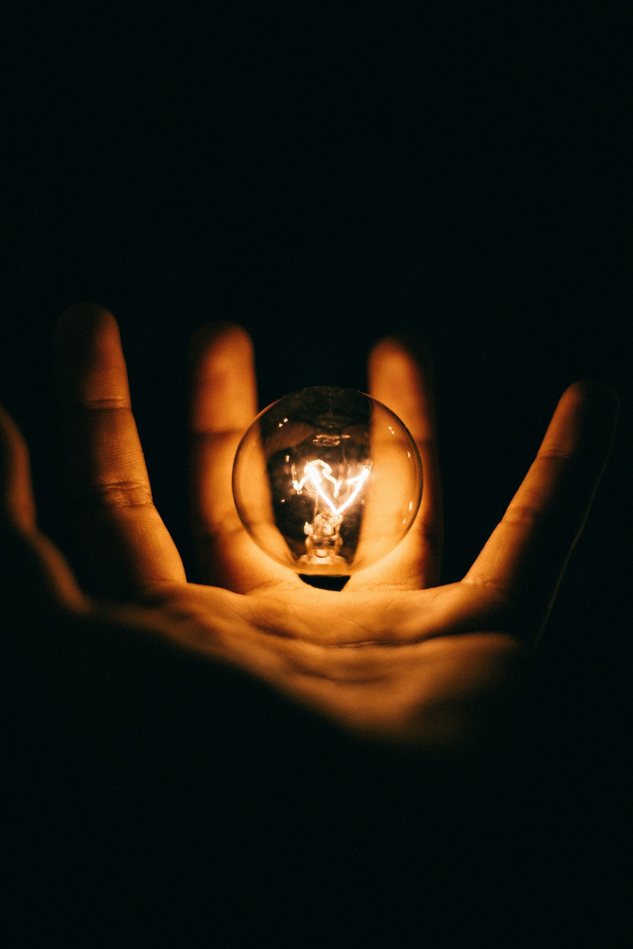 ATEBI Électricité ampoule éclaire une main