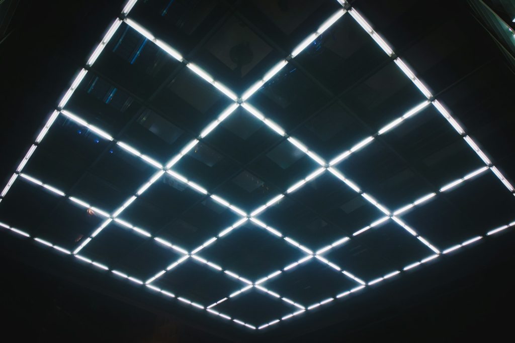 eclairage-intelligent-batiments-industriels plafond
