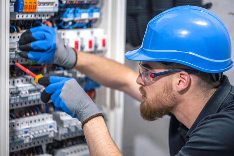 risques-electriques-tertiaire-electricien-travaille-dans-un-central-electrique-avec-un-cable-de-connexion-electrique
